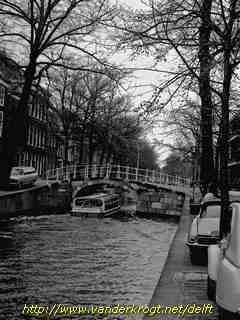 Delft - Rondvaartboot onder de Sint Jacobsbrug