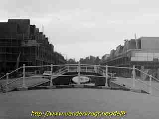 Delft - Gasthuislaan vanaf de Kruisbrug
