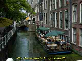Delft - Wijnhaven met terrasboot en Waagbrug