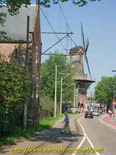 Delft - Bagijnetoren en Molen De Roos