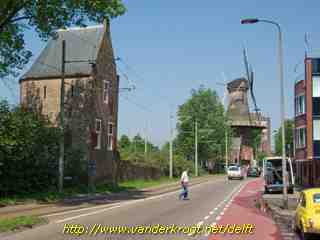 Delft - Bagijnetoren en Molen De Roos