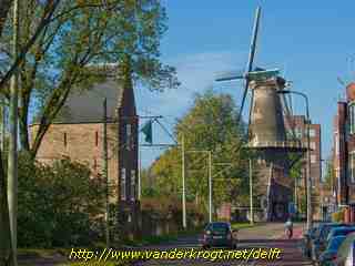 Delft - Bagijnetoren en Molen De Roos