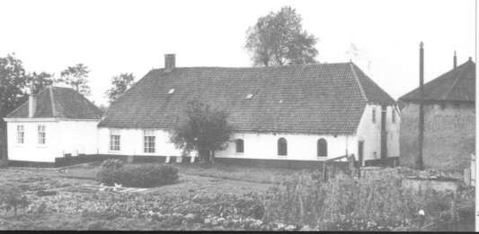 De boerderij West-Duivesteyn (foto ca 1954). Is in 1987 gesloopt maar enige tientallen meters verderop, min of meer als replica, herbouwd