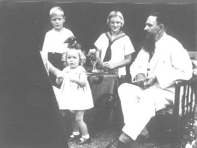 G.A. Scheffer en zijn drie kinderen. Het lijkt erop dat zijn vrouw A.A. van der Krogt van de foto is geknipt