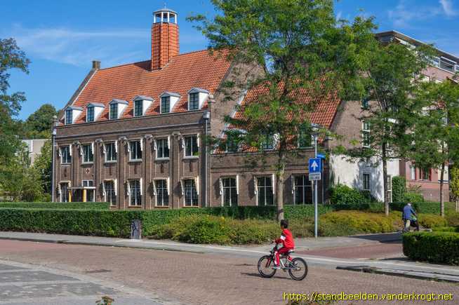 Assen -  Dokter, verpleegster en patiënten - Vijf gevelornamenten