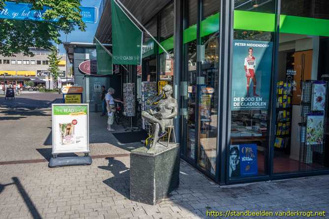 Emmen -  Lezend meisje