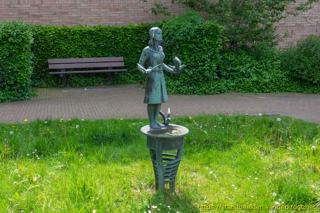 Beilen -  Het Meisje met de Vogeltjes