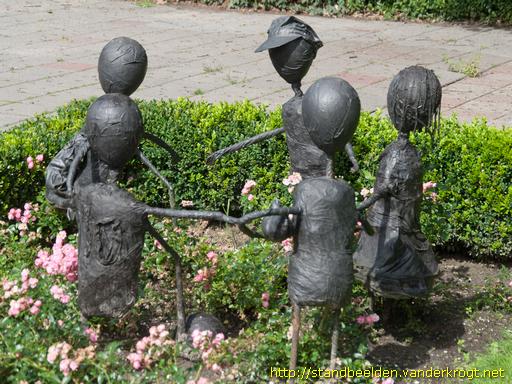Tollebeek -  Kinderen in een kring