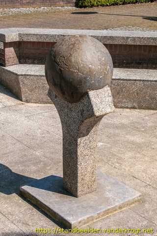 Dokkum -  Globe in Bonifatiuspark