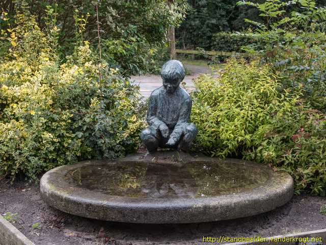 Balk -  Jongetje bij vogeldrinkbak