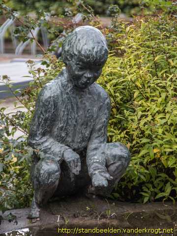 Balk -  Jongetje bij vogeldrinkbak
