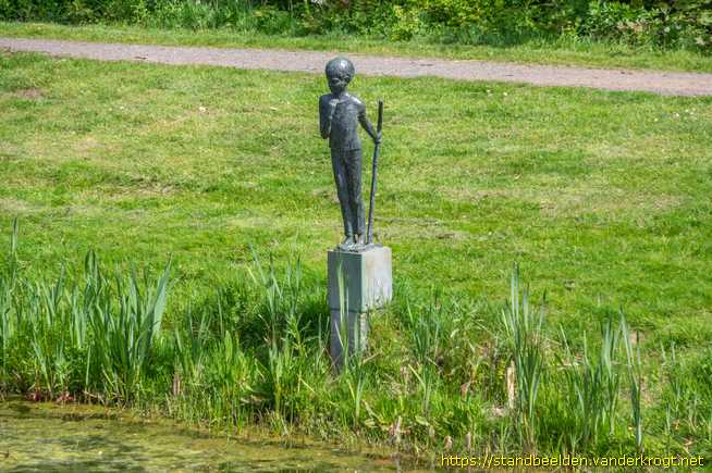 Heerenveen -  Jongetje turend in het water