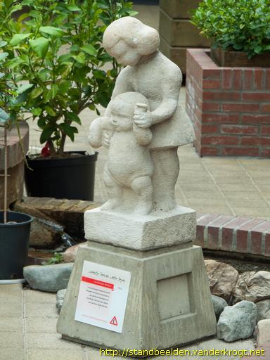 Oosterwolde -  Leentje leerde Lotje lopen <i>of</i> Moeder met kind