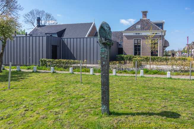 Drachten -  Paard hangend over hekje, maar lachend