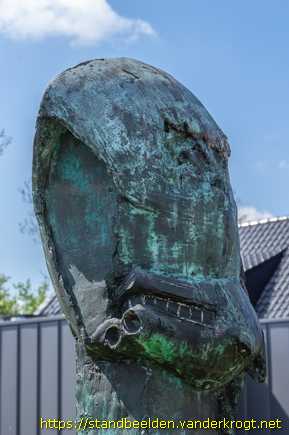 Drachten -  Paard hangend over hekje, maar lachend