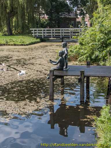 Sneek -  Twee vissende jongetjes