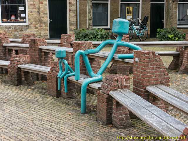 Bolsward -  Man en kind op bank