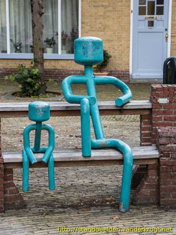 Bolsward -  Man en kind op bank