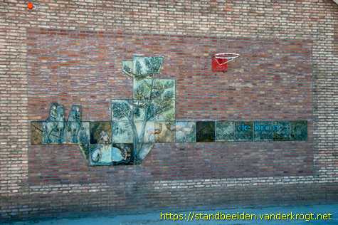 Barneveld -  Wandreliëf kinderen bij bron