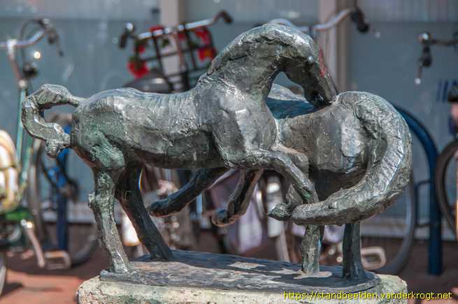 Eibergen -  Spelende jonge paarden <i>of</i> De Paardjes