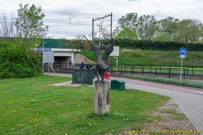 Culemborg -  Twee dansende meisjes