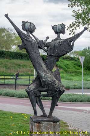 Culemborg -  Twee dansende meisjes