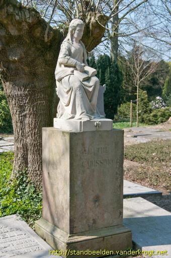 Doesburg -  Zittende vrouw met boek