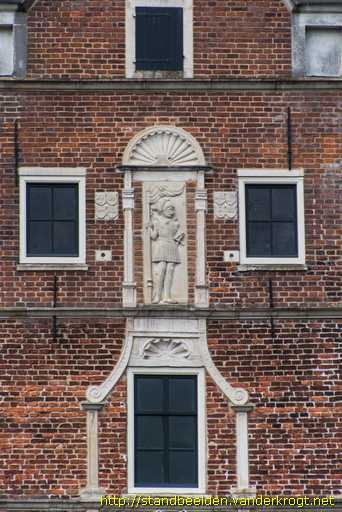 Vaassen -  Gevelreliëf Maarten van Rossum