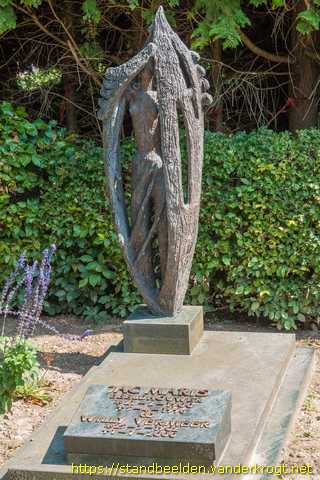 Heumen -  Grafmonument voor Jac en Willy Maris