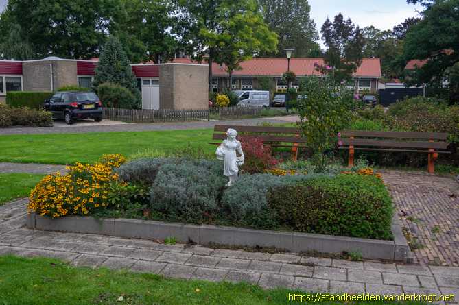 Gendt -  Meisje met bloemen