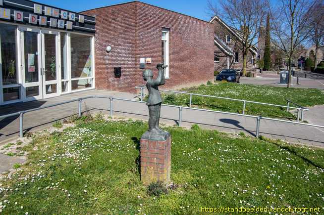 Velddriel -  Meisje met vogel