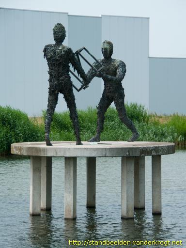 Waardenburg -  Twee mannen met kubus