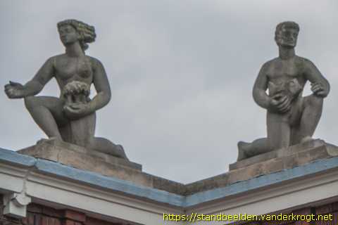 Nijmegen -  Twee knielende figuren: Water en bos