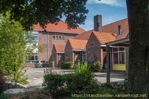 Gendringen -  Reliëfs: herten, zeepaardjes, kinderen