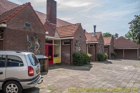 Gendringen -  Reliëfs: herten, zeepaardjes, kinderen