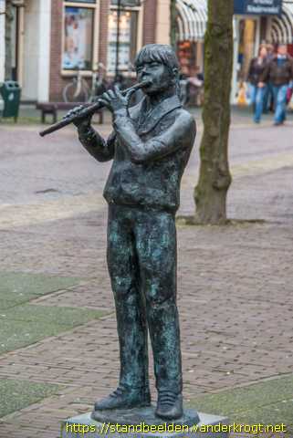 Putten - Meisje dat dwarsfluit speelt