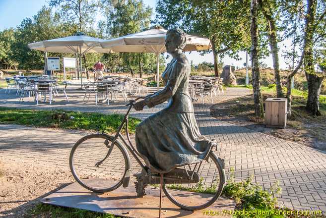 Rheden -  Koningin op de fiets