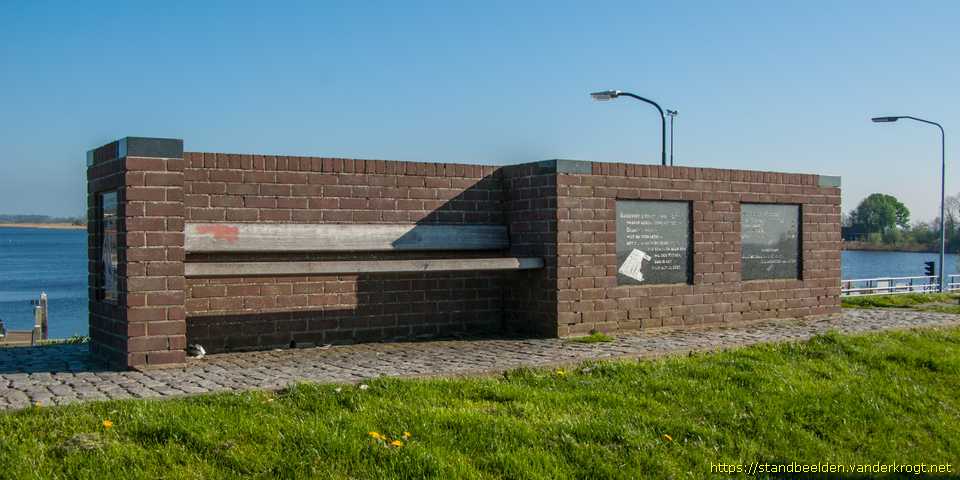 Zoutkamp -  Gedenkbank 100 jaar Hulp in Nood