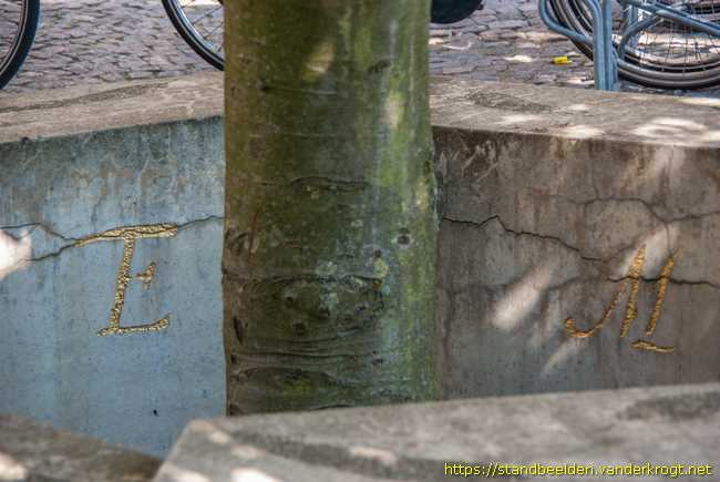 Groningen -  Ubbo Emmius monument