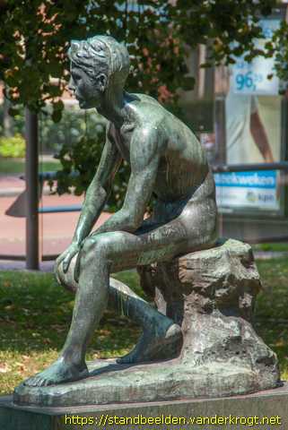 Groningen - Zittende jongeling