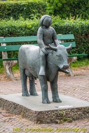 Westeremden - Meisje op koe