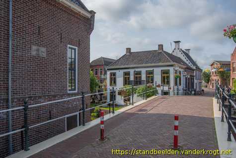 Winsum -  Reliëf opblazen brug
