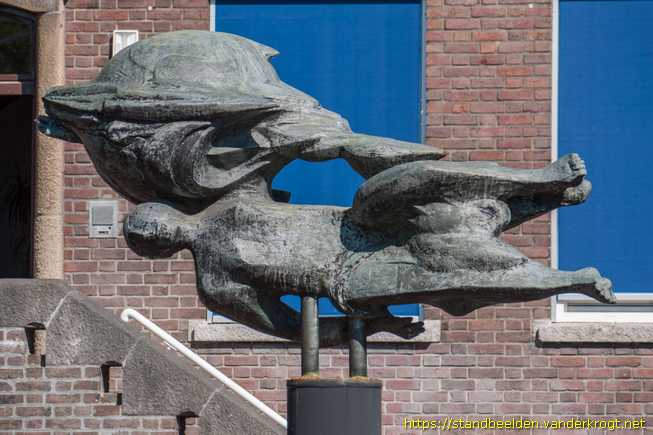 Susteren -  Vrouw draagt hemellichaam