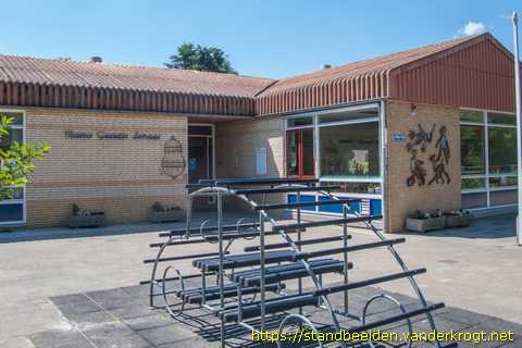 Sint Joost -  Spelende kinderen en dieren