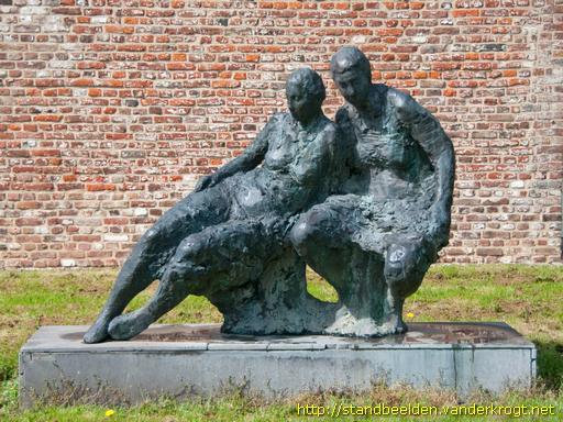 Mechelen -  Twee zittende vrouwen