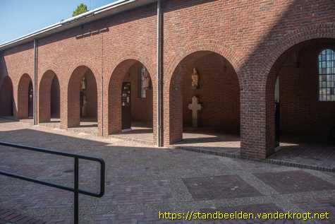 Horst -  Heiligenbeelden in atrium Sint Lambertuskerk
