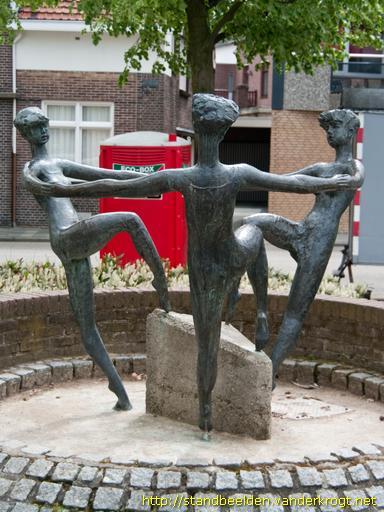 Kerkrade -  Drie danseressen <i>of</i> Riengele-riengela-roza