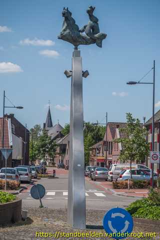 Maasbracht -  Paardentorso met ruiter