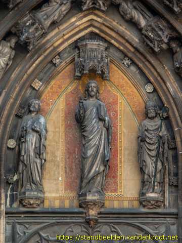 Maastricht -  Heiligenbeelden portaal Sint Servaasbasiliek