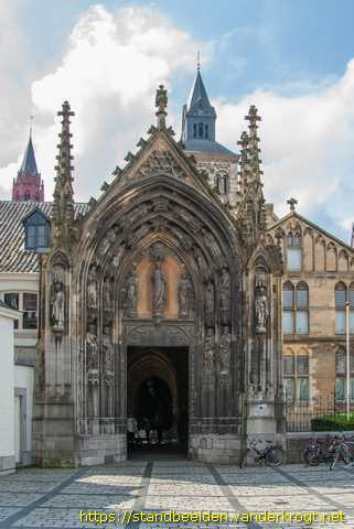 Maastricht -  Heiligenbeelden portaal Sint Servaasbasiliek